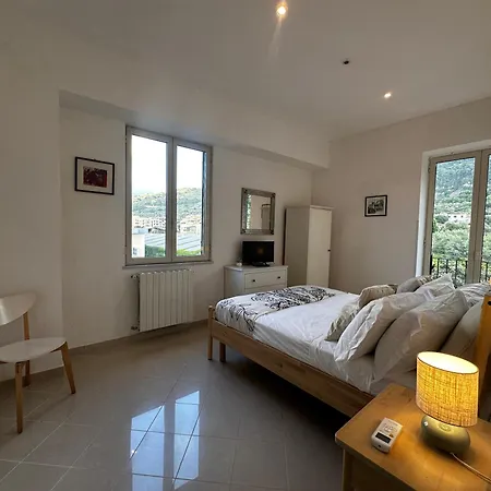 Fabrizio Surrounded By Greenery In The Center * Sorrento